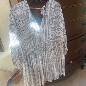Beach y Dress or tunic top never worn. Size small.